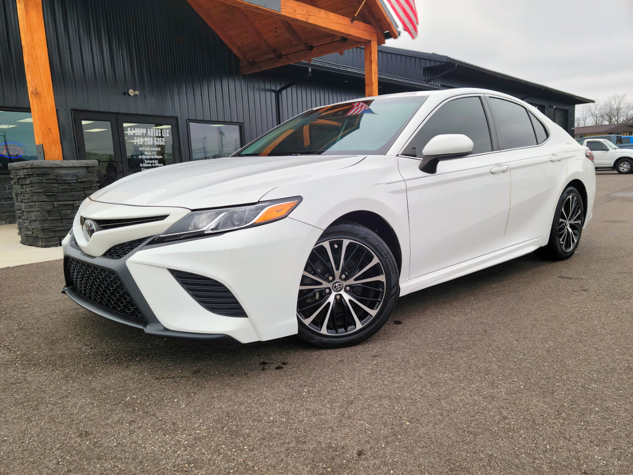 Used 2018 Toyota Camry SE image 1