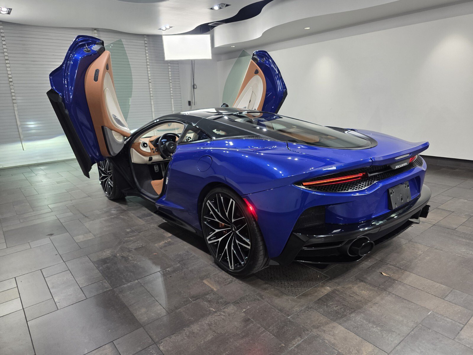 Used 2023 McLaren GT RWD image 22