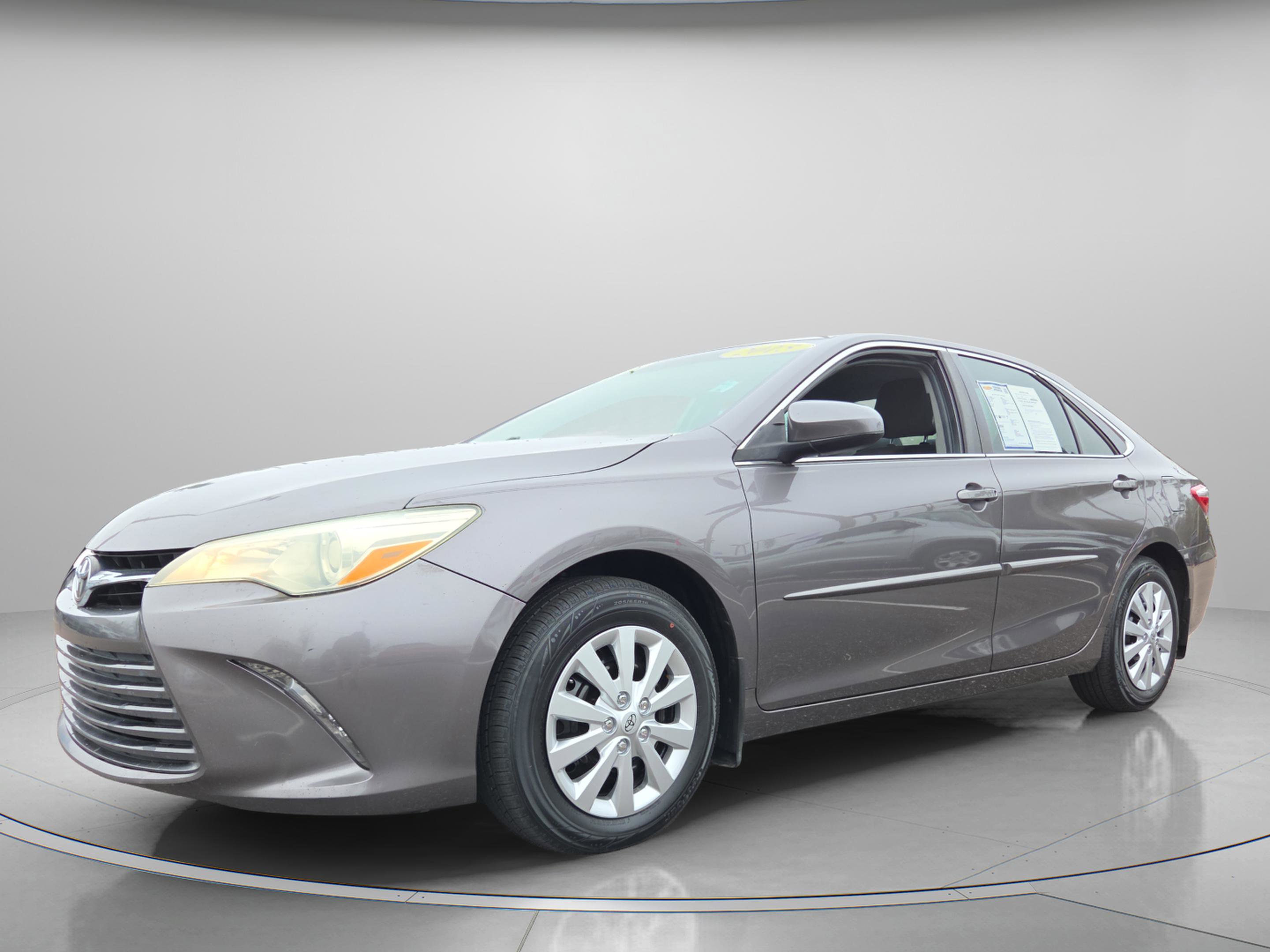 Used 2015 Toyota Camry LE image 2