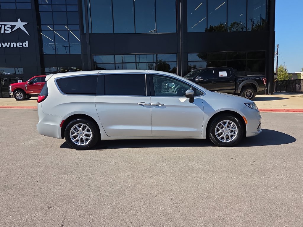 Used 2023 Chrysler Pacifica Touring-L FWD image 5