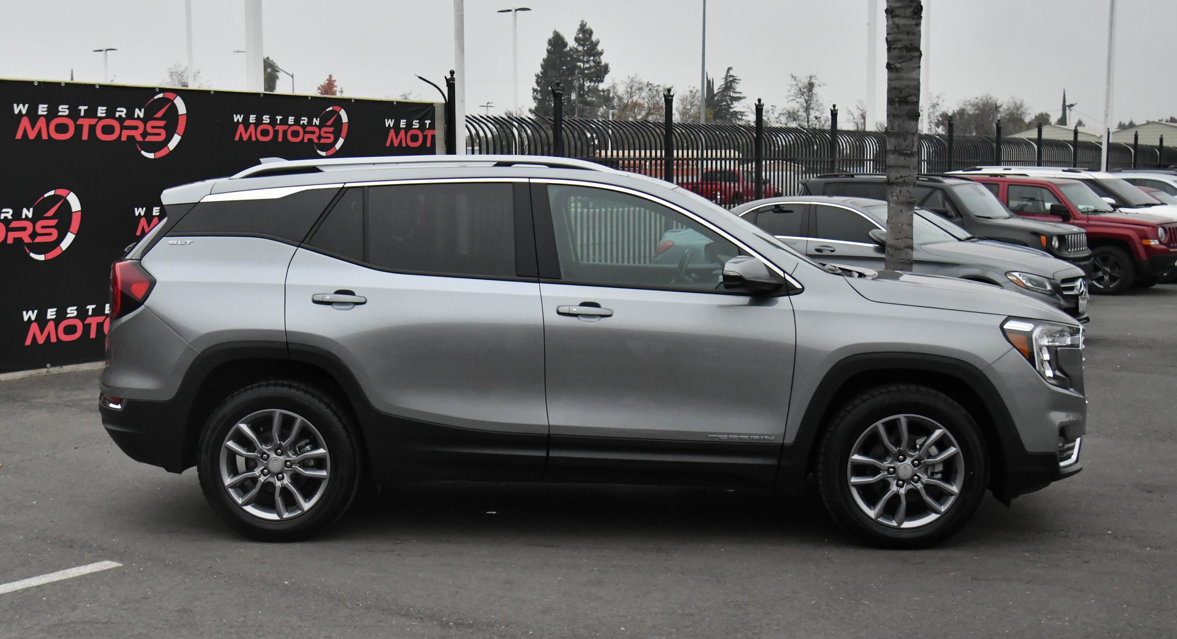 Used 2024 GMC Terrain SLT image 9