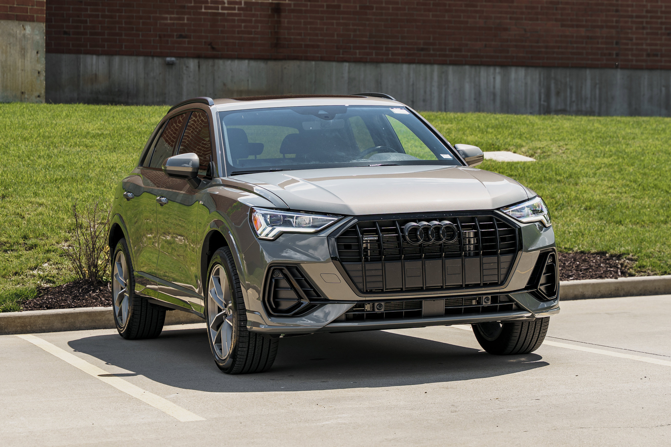 Certified 2025 Audi Q3 2.0T Premium w/ Convenience Package AWD/4WD image 2