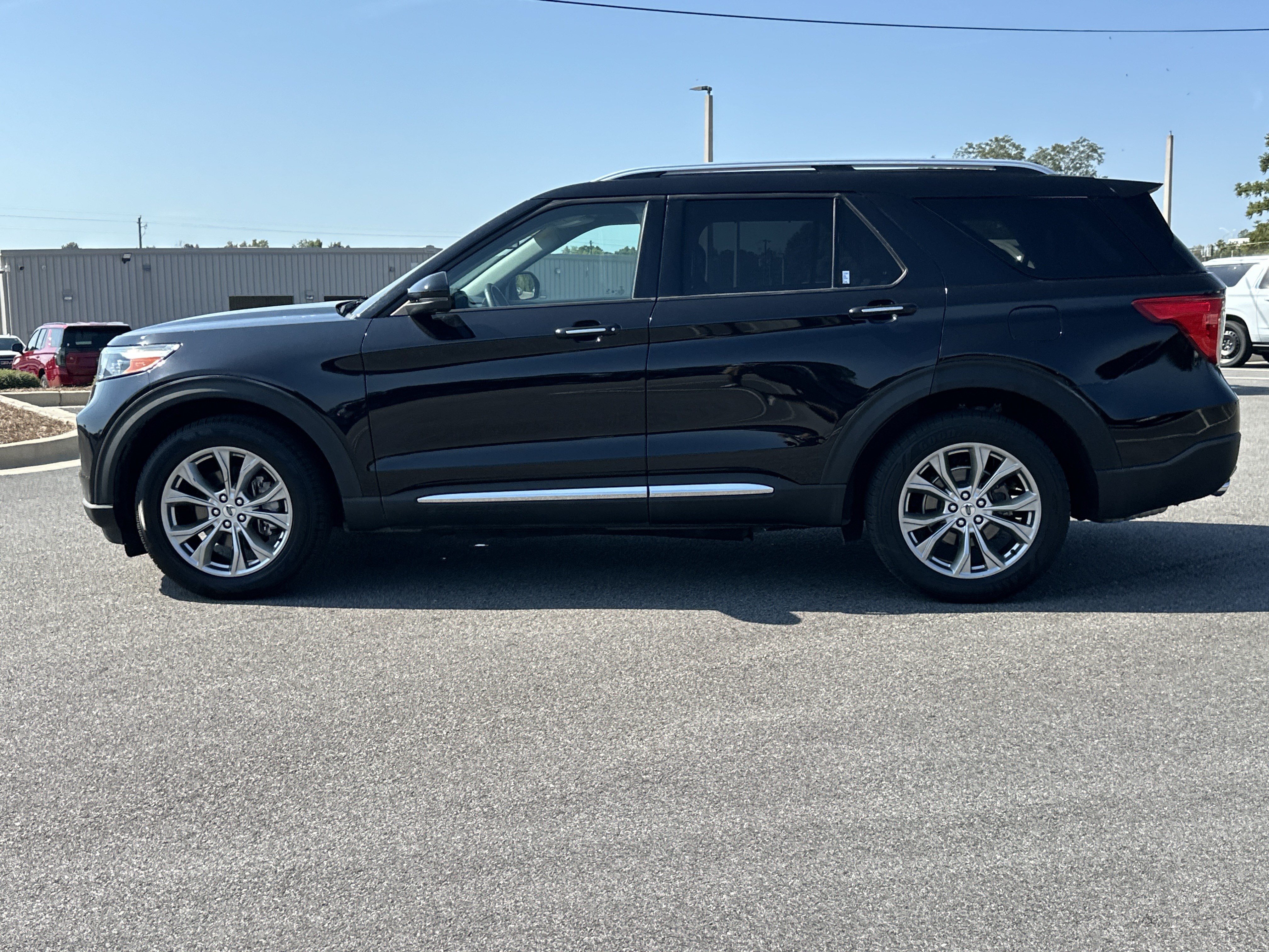 Used 2021 Ford Explorer Limited w/ Equipment Group 301A AWD/4WD image 9