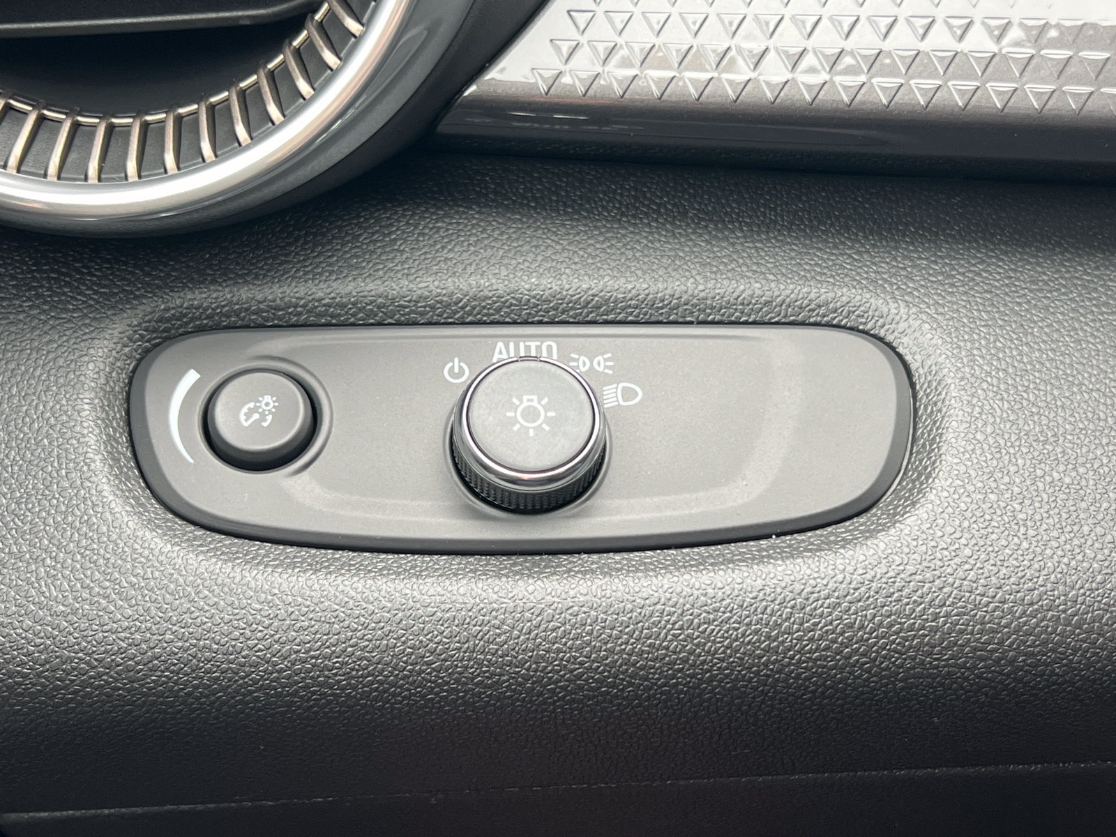 New 2026 Chevrolet Trax ACTIV w/ Sunroof Package FWD image 17