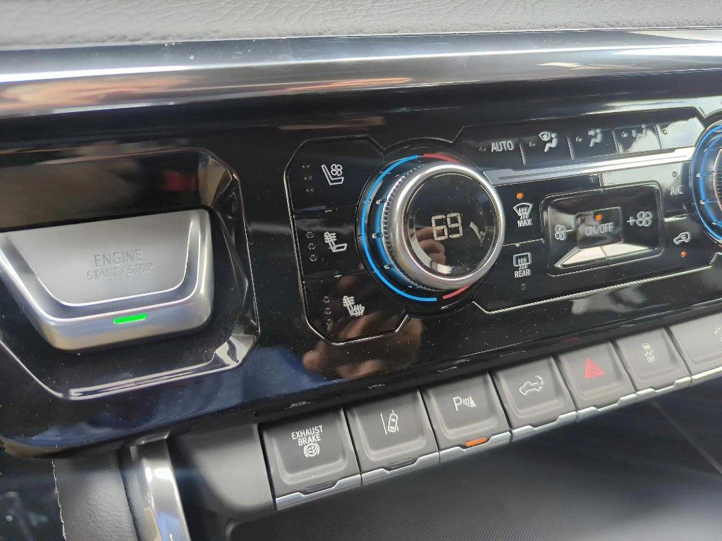 New 2025 GMC Sierra 2500 Denali w/ Denali Reserve Package image 14