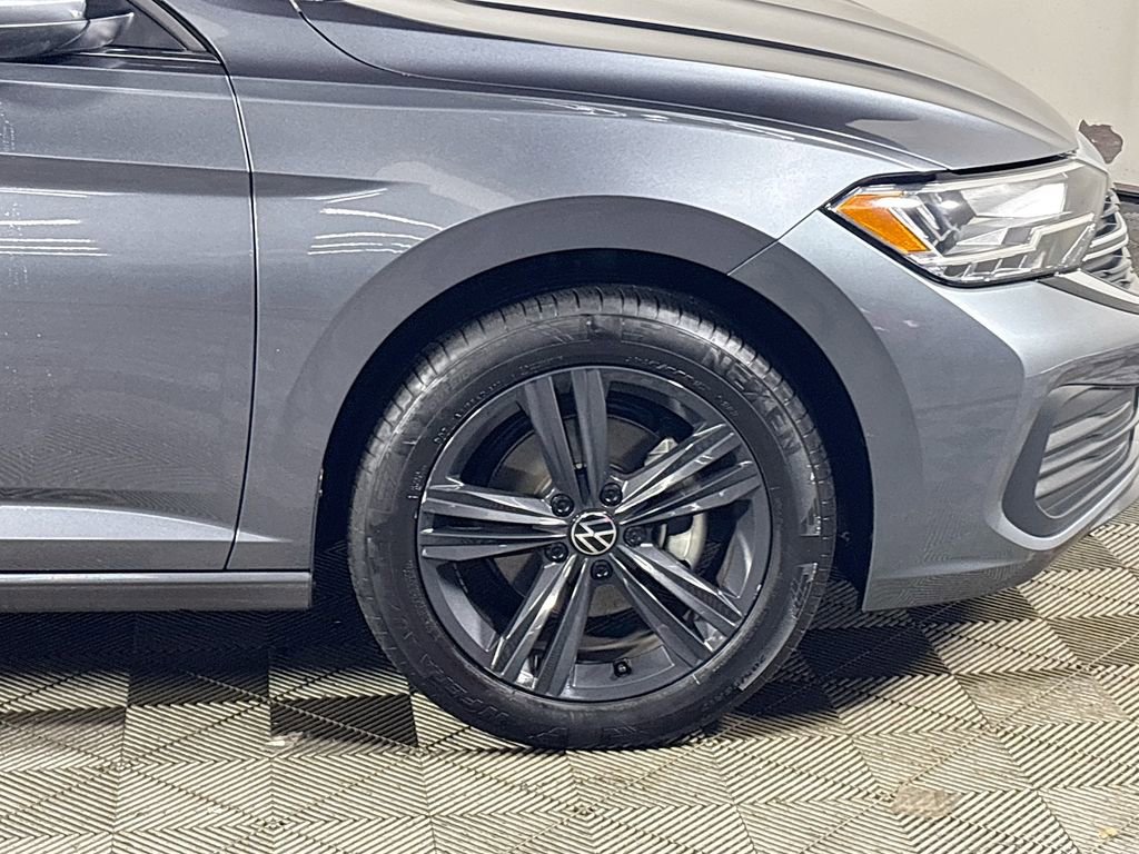 Certified 2022 Volkswagen Jetta SE w/ Panoramic Sunroof Package image 23