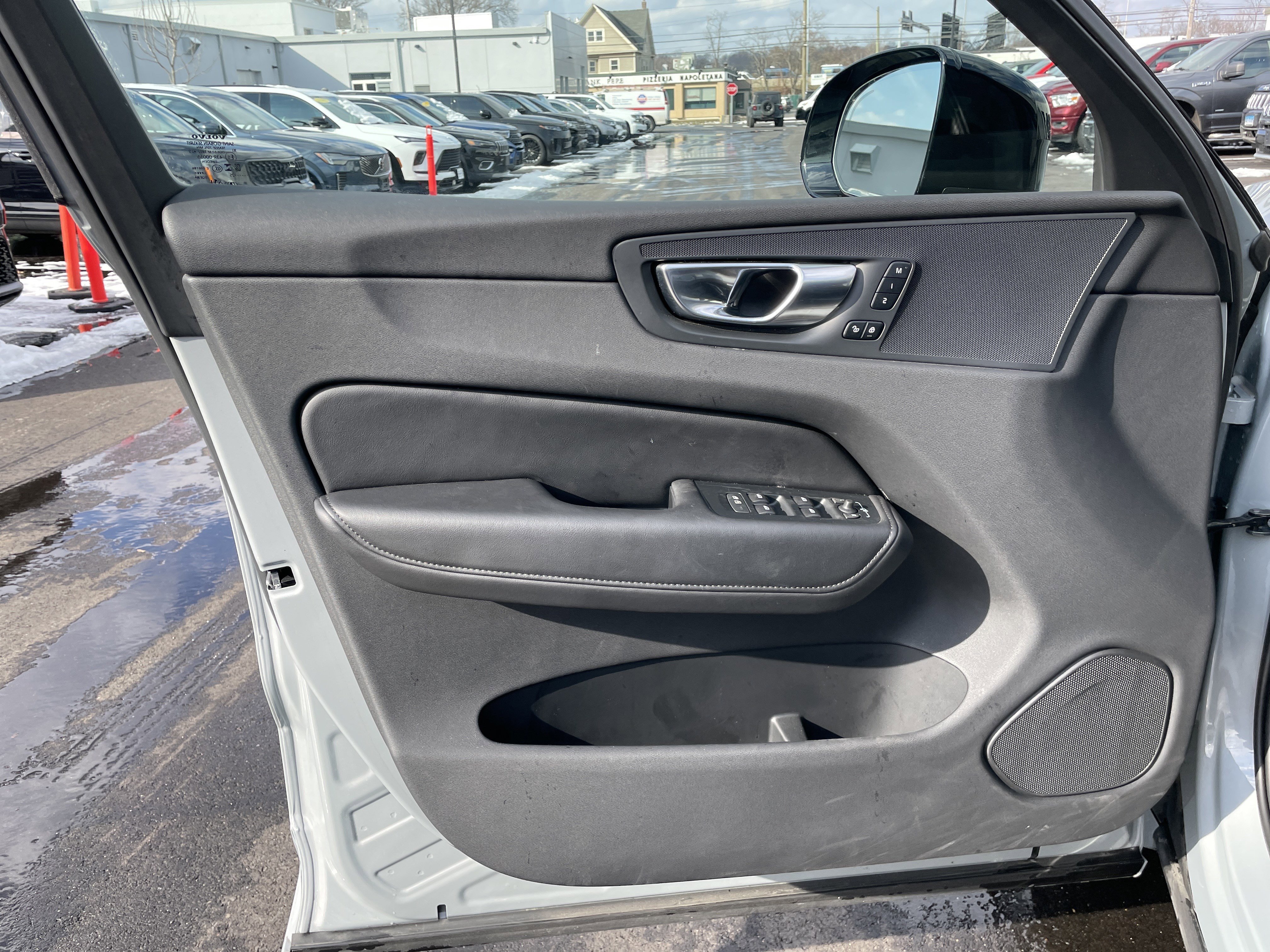 Used 2025 Volvo XC60 B5 Plus image 33