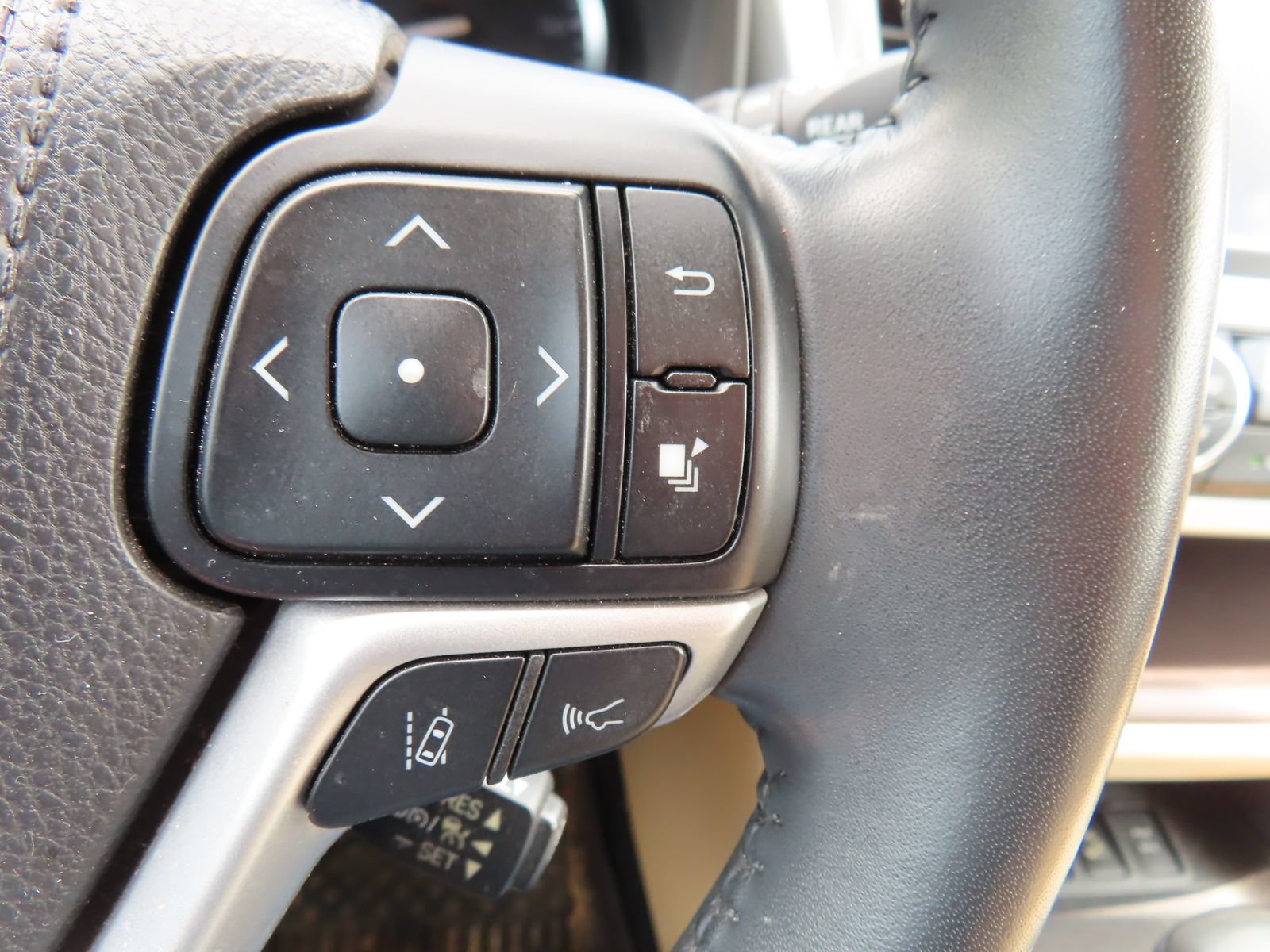 Used 2018 Toyota Highlander XLE w/ Carpet Mat Package (TMS) AWD/4WD image 21
