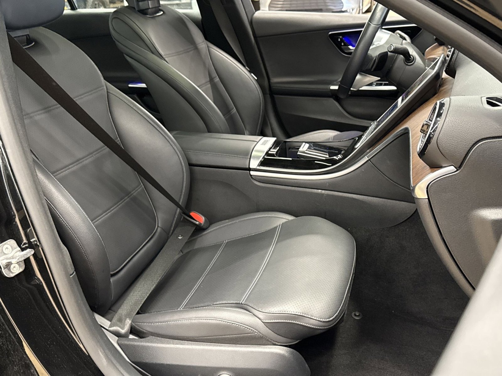Used 2025 Mercedes-Benz C 300 4MATIC Sedan image 30