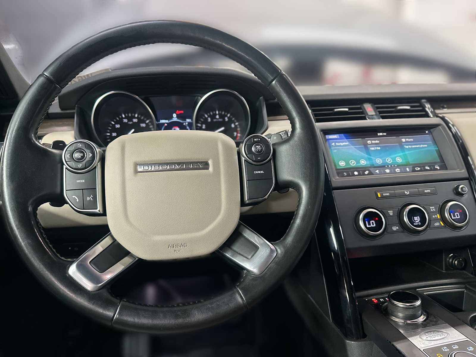 Used 2018 Land Rover Discovery SE image 10