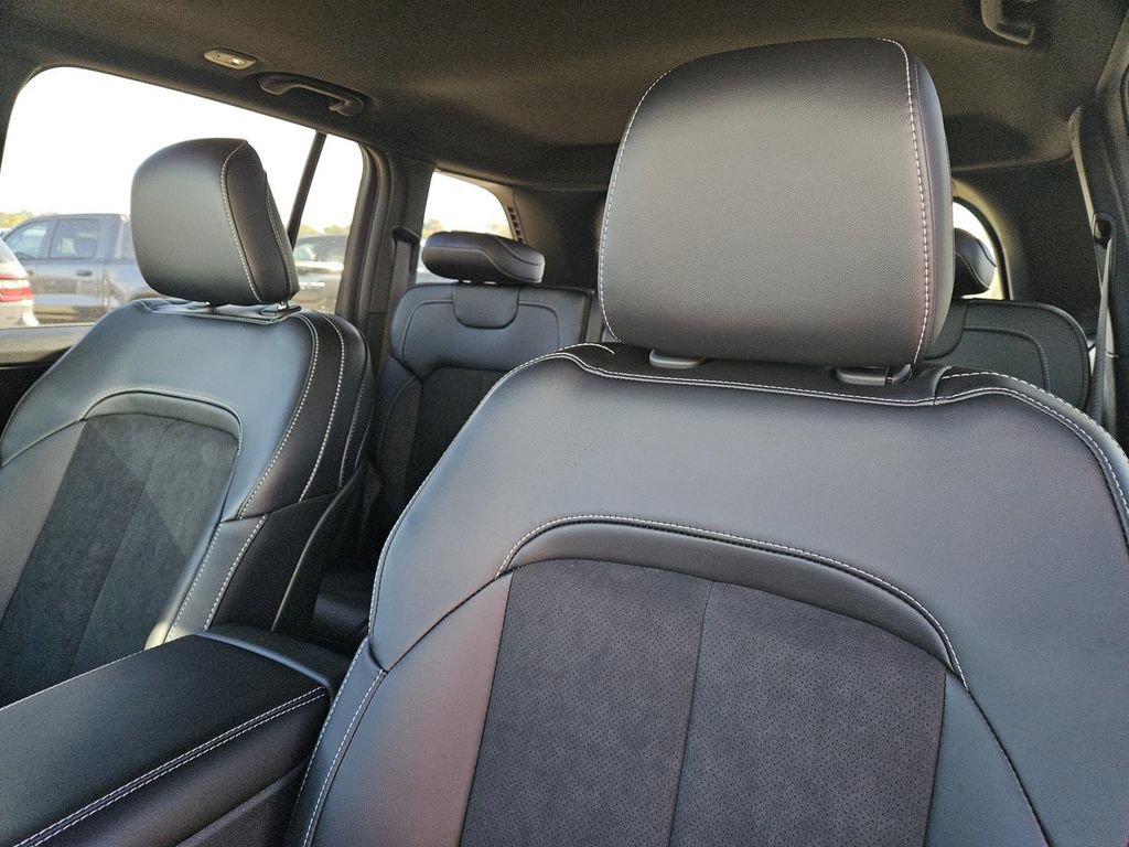 New 2025 Jeep Grand Cherokee Altitude image 18