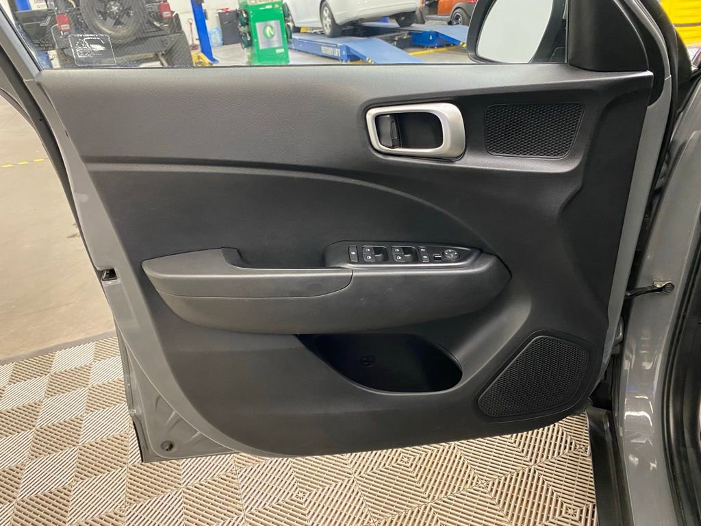 Used 2020 Hyundai Venue SEL image 20