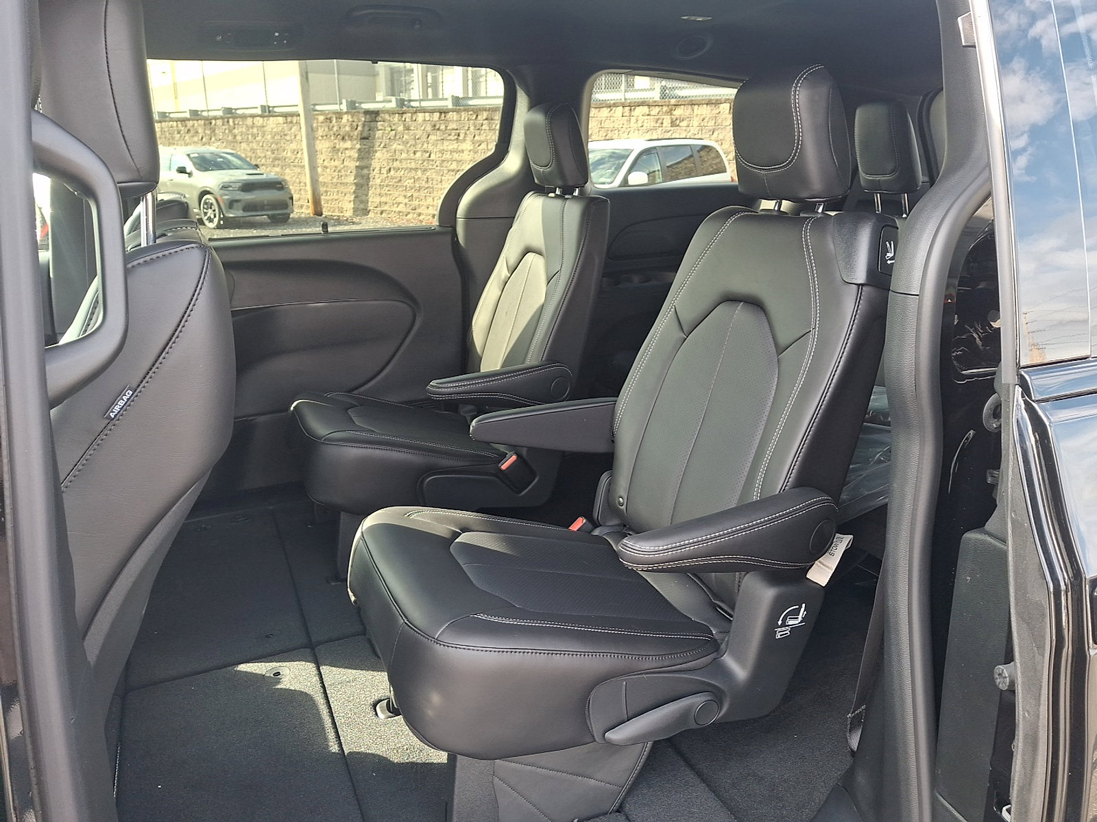 New 2026 Chrysler Pacifica Select w/ S Appearance Package image 8