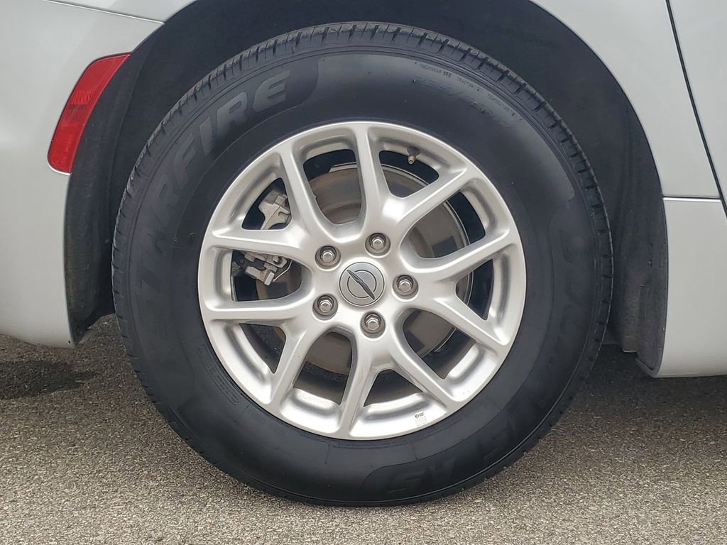Used 2024 Chrysler Pacifica Touring-L FWD image 5