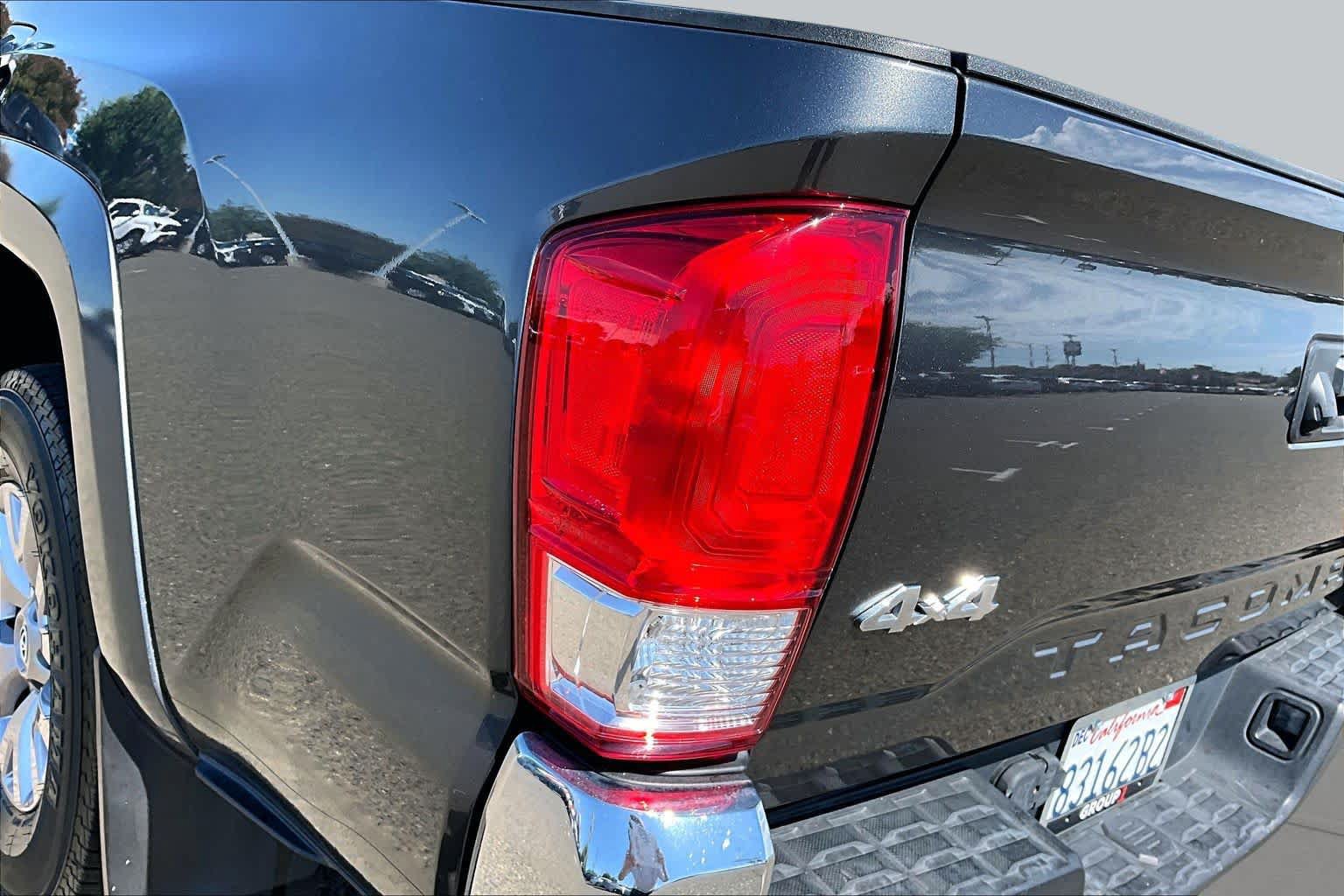 Used 2017 Toyota Tacoma SR5 AWD/4WD image 28