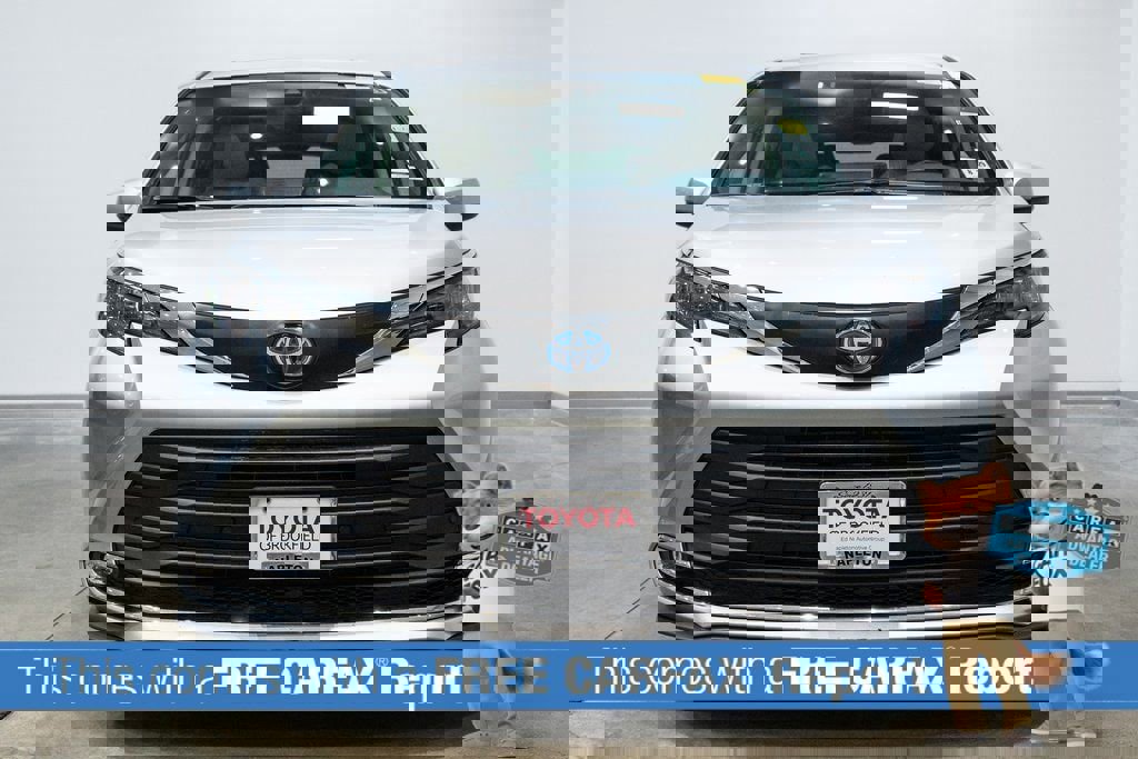 Used 2024 Toyota Sienna XLE image 2