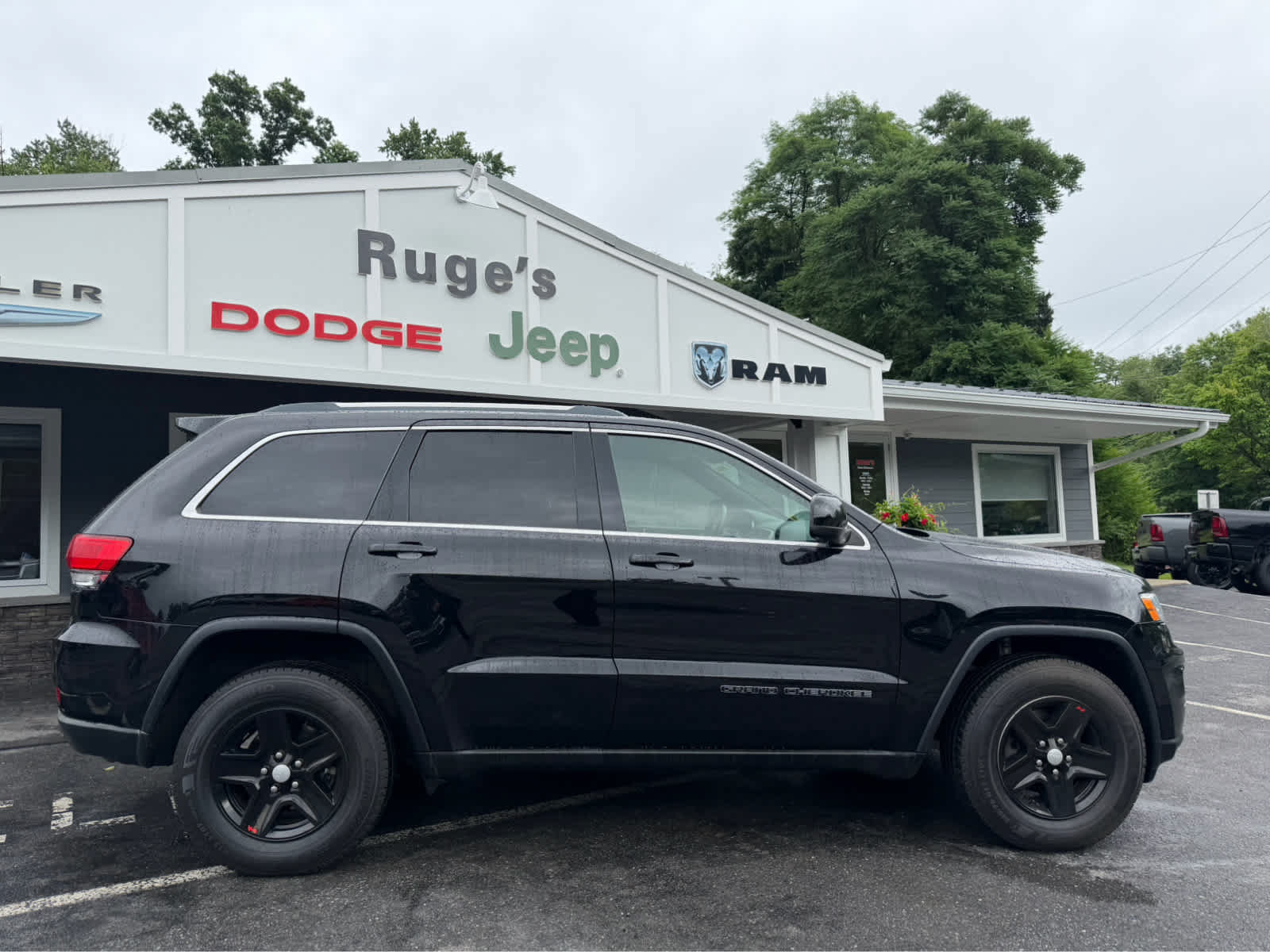 Used 2018 Jeep Grand Cherokee Laredo AWD/4WD image 9