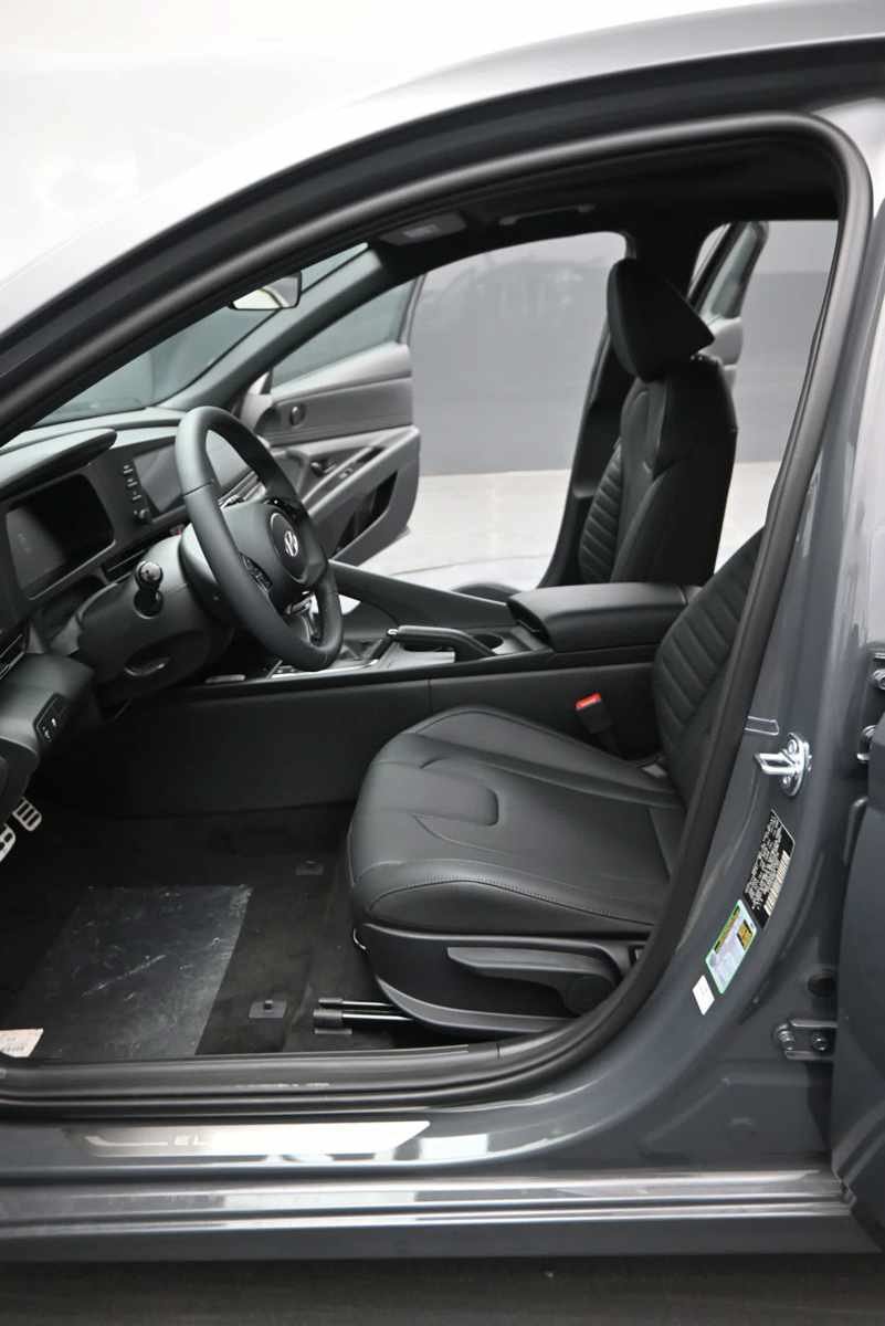 New 2026 Hyundai Elantra SEL Sport FWD image 17