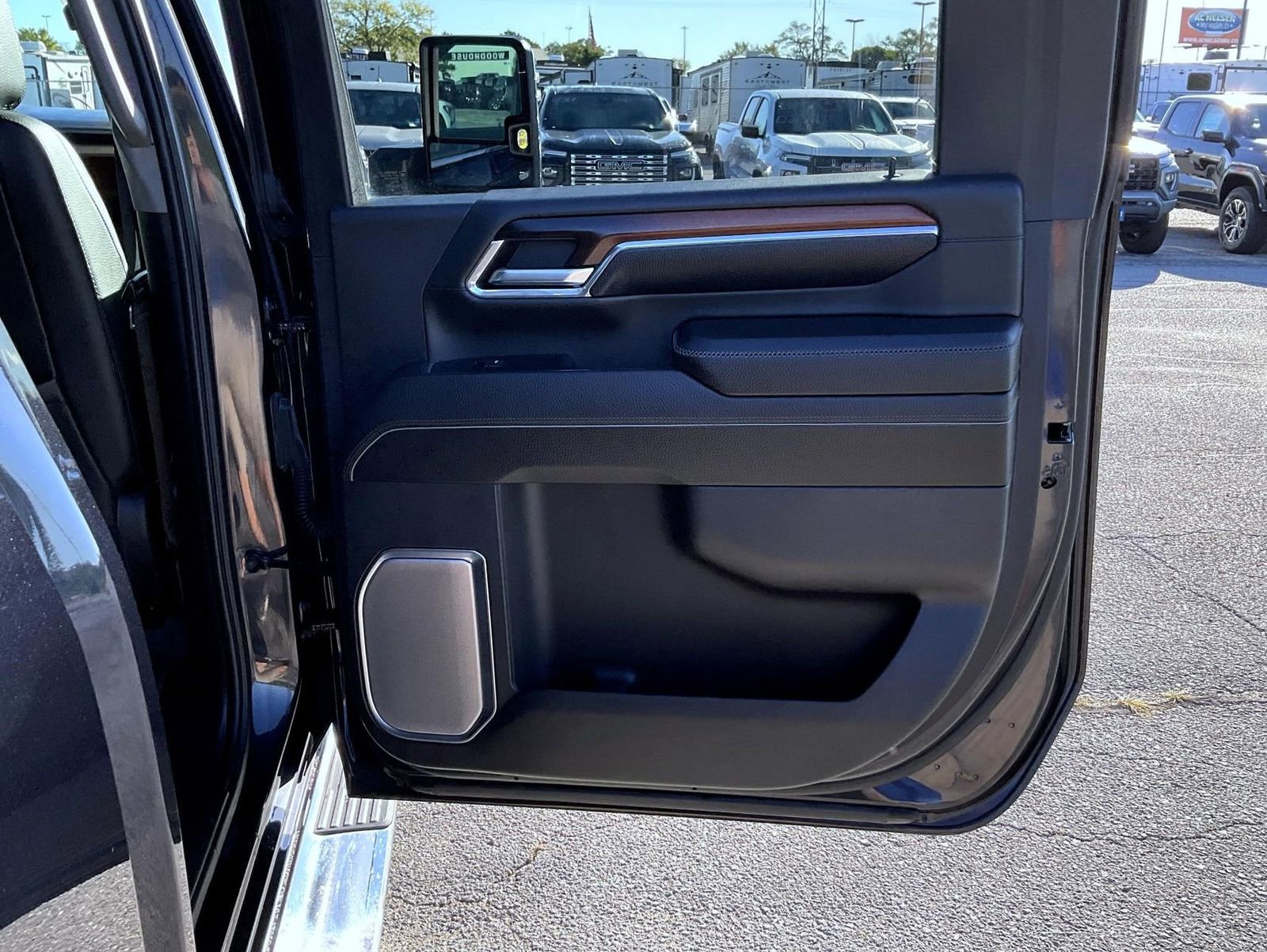 Used 2024 GMC Sierra 3500 Denali w/ Technology Package image 17