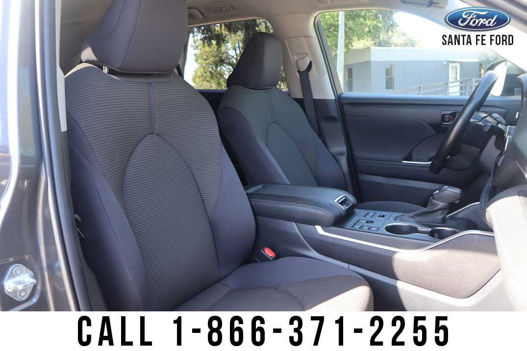 Used 2023 Toyota Highlander LE AWD/4WD image 37