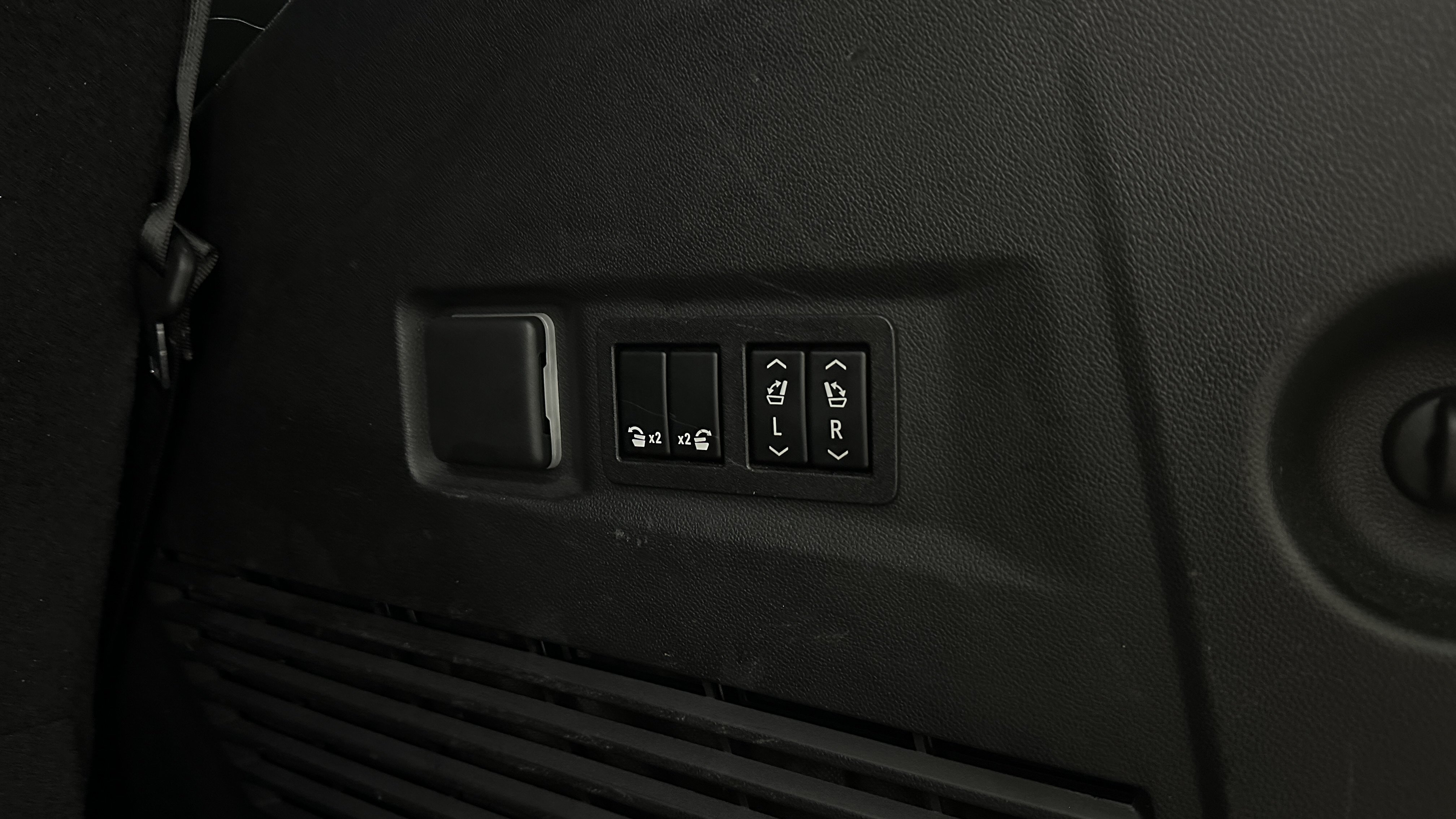 Used 2022 GMC Yukon Denali RWD image 33