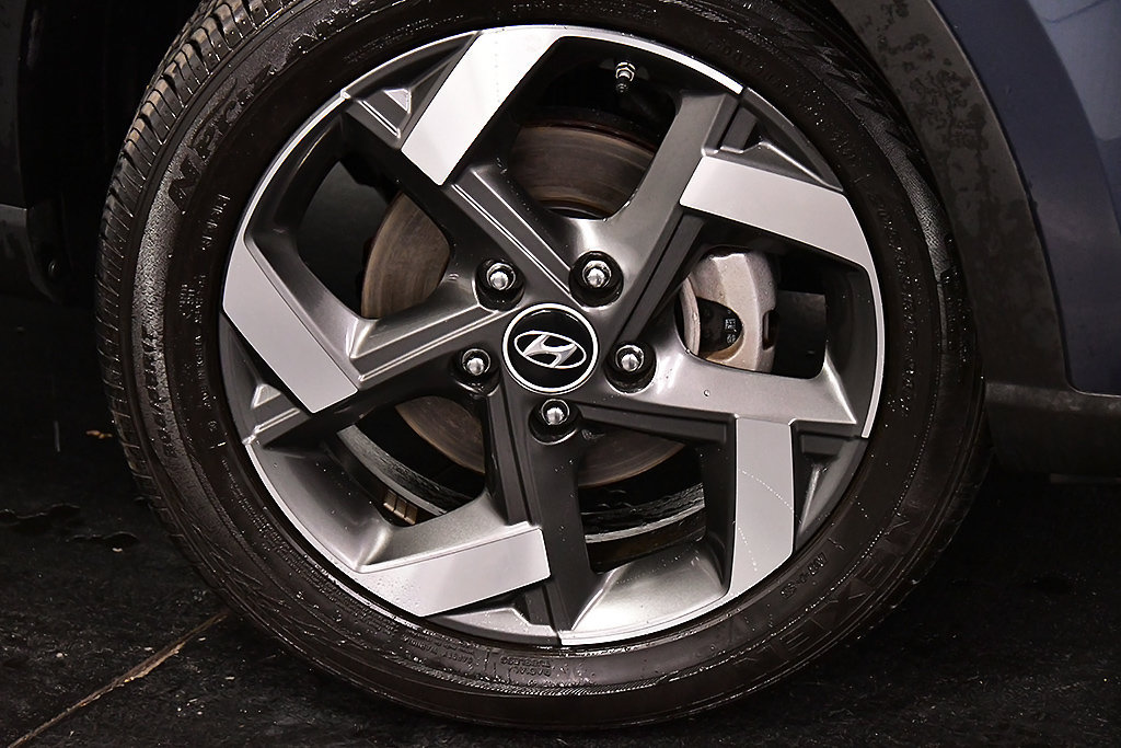 Used 2025 Hyundai Venue Limited FWD image 11