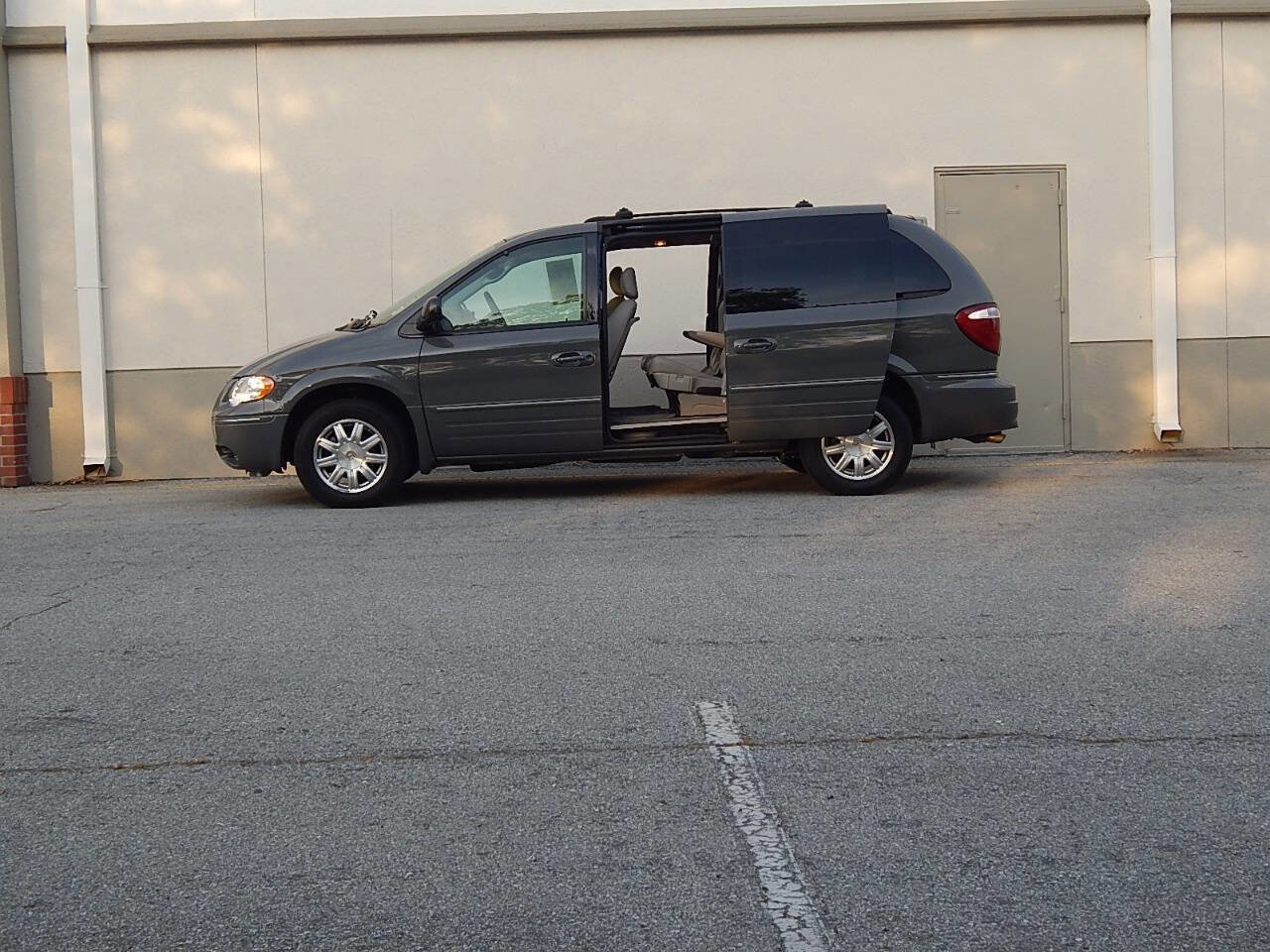 Used 2005 Chrysler Town & Country Touring w/ Luxury Group FWD image 9