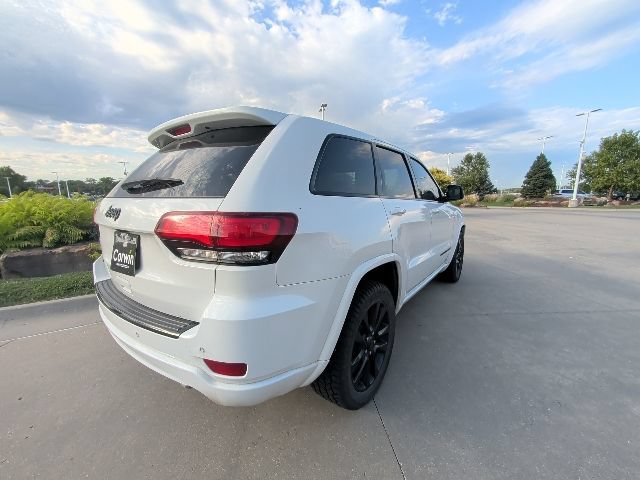 Used 2017 Jeep Grand Cherokee Altitude AWD/4WD image 3