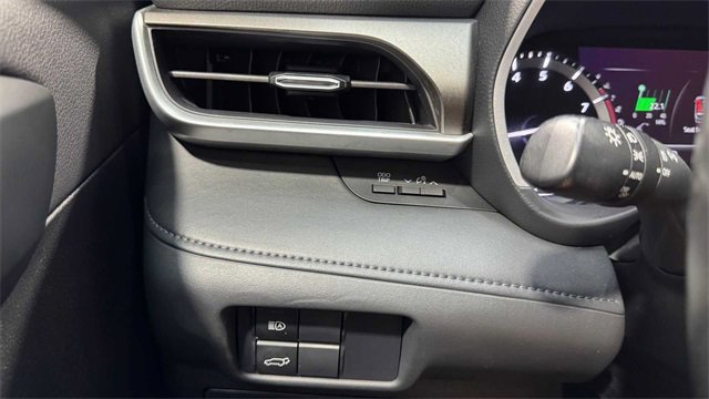 Used 2020 Toyota Highlander XLE image 25