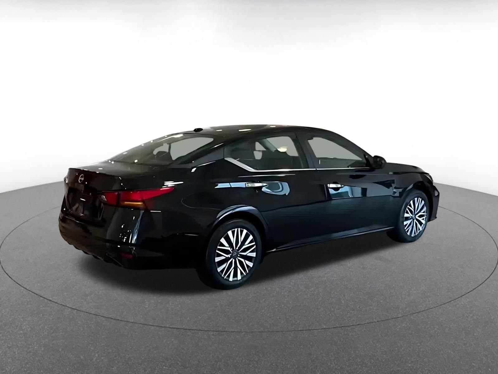 Used 2025 Nissan Altima 2.5 SV FWD image 9