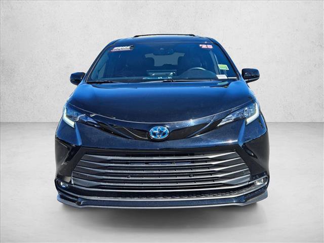 Used 2025 Toyota Sienna XLE Woodland Edition image 2