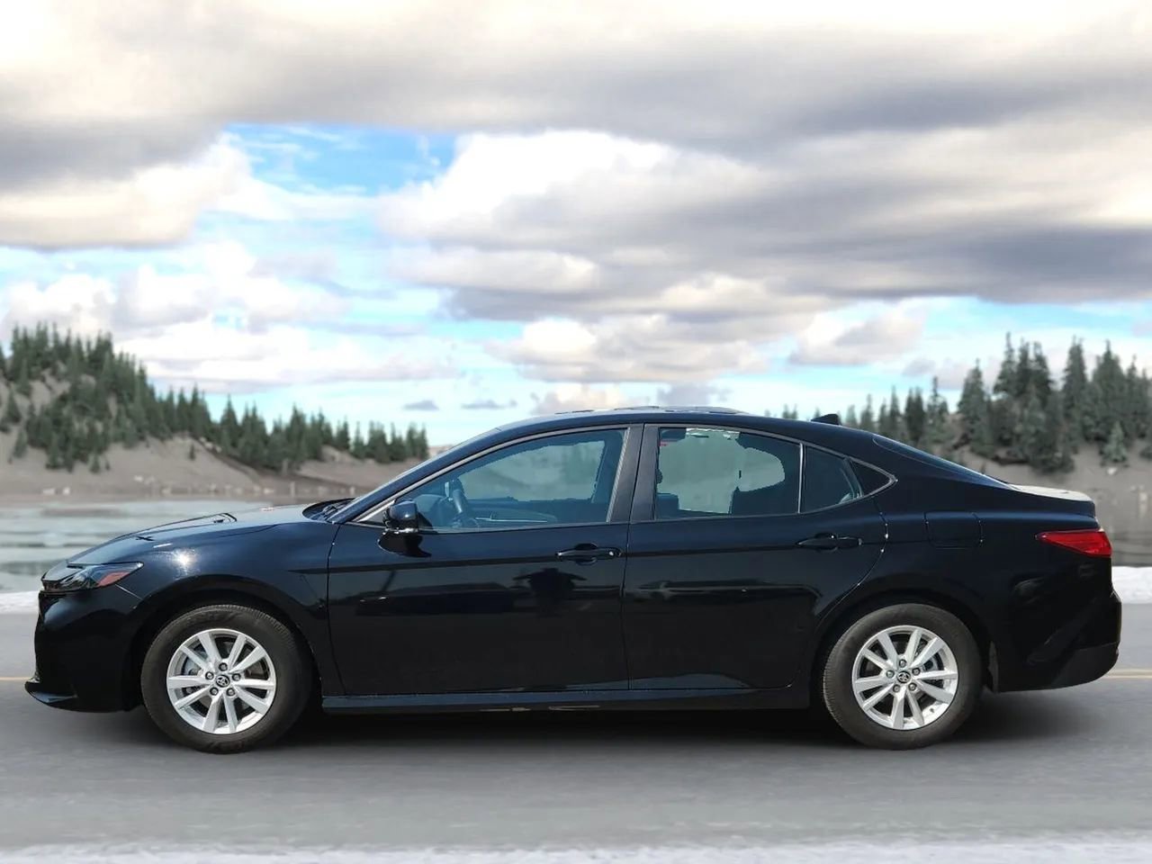 Used 2025 Toyota Camry LE image 3