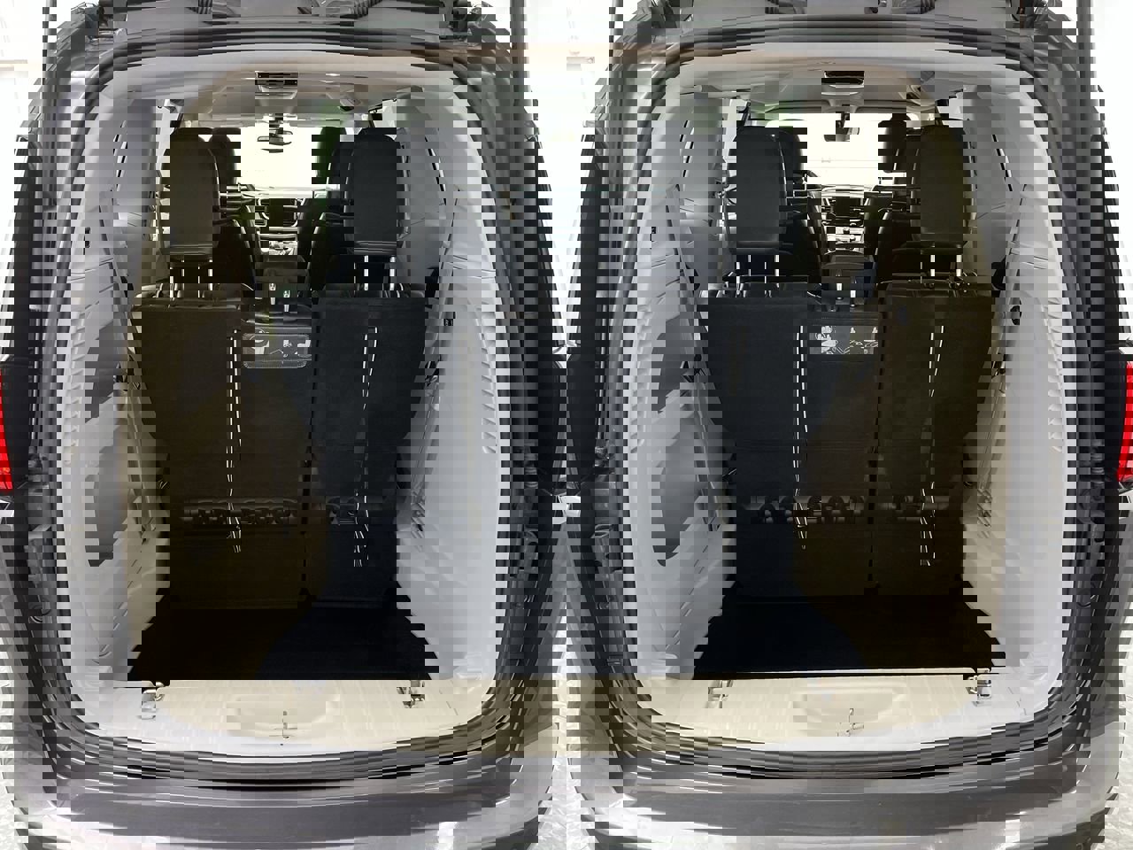 Used 2017 Chrysler Pacifica Touring-L image 8