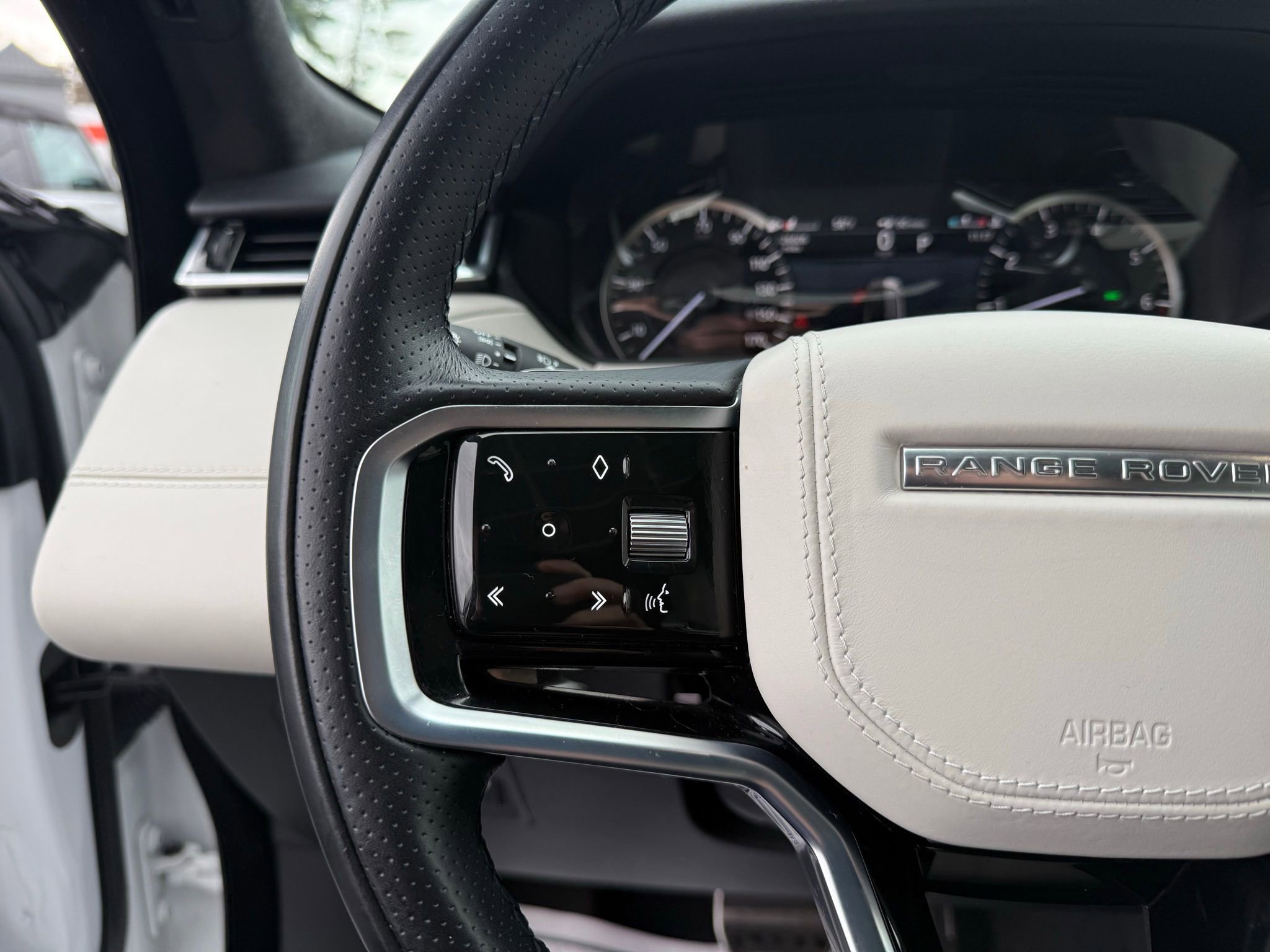 Used 2023 Land Rover Range Rover Velar R-Dynamic S image 54