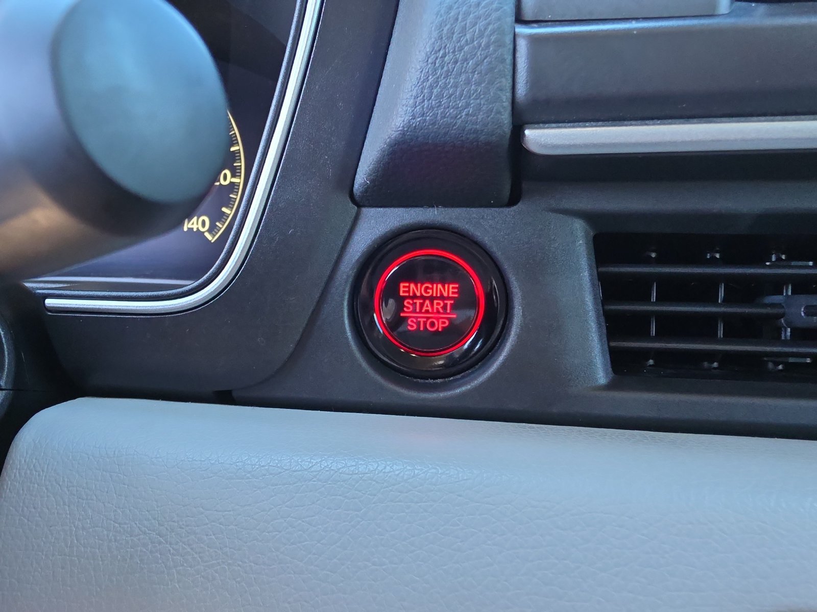 Used 2025 Honda Pilot EX-L image 29