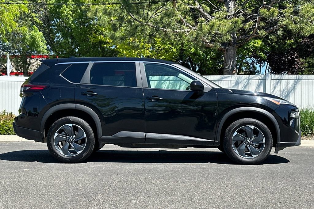 Used 2024 Nissan Rogue SV AWD/4WD image 3