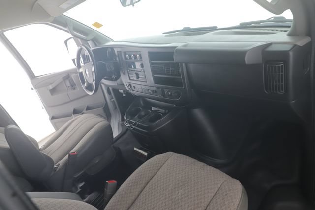 Used 2018 Chevrolet Express 4500 w/ Power Convenience Package RWD image 18