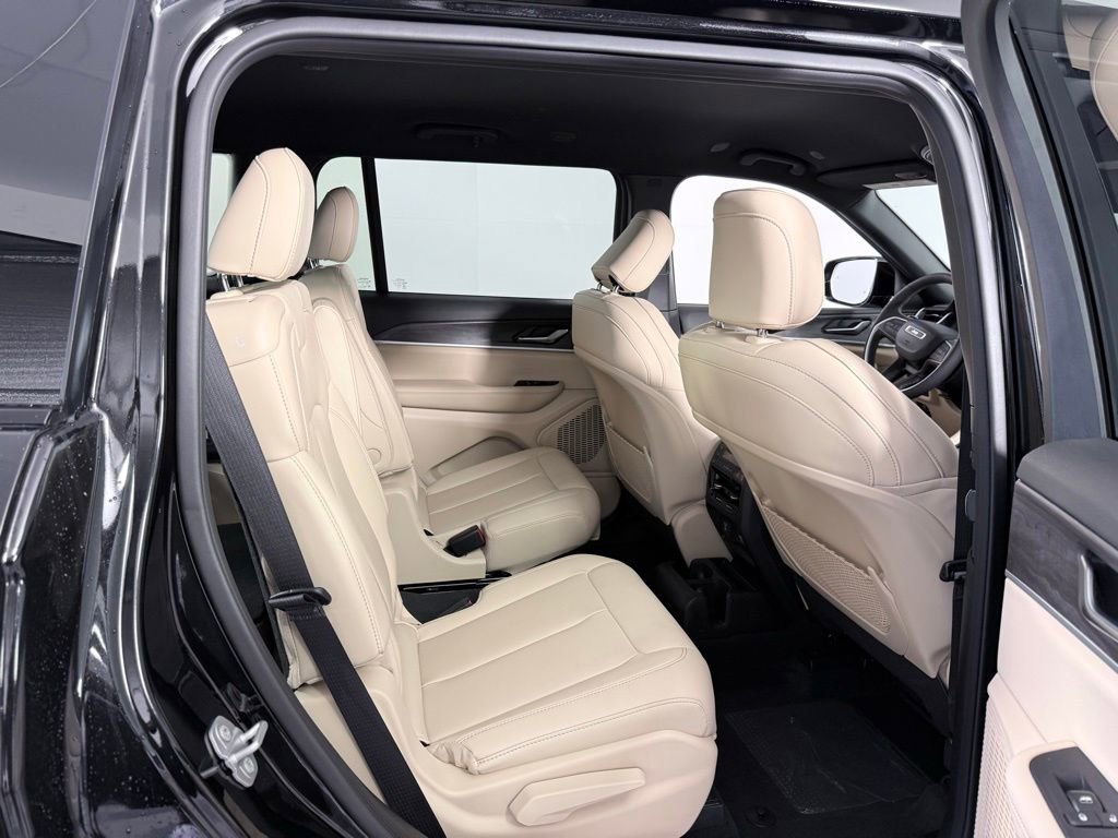 Used 2025 Jeep Grand Cherokee L Limited w/ Black Appearance Package image 24