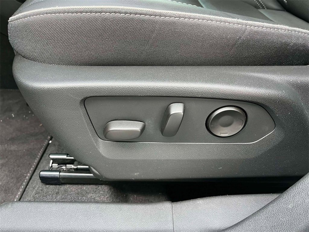 Used 2021 Buick Envision Essence w/ Technology Package I image 29