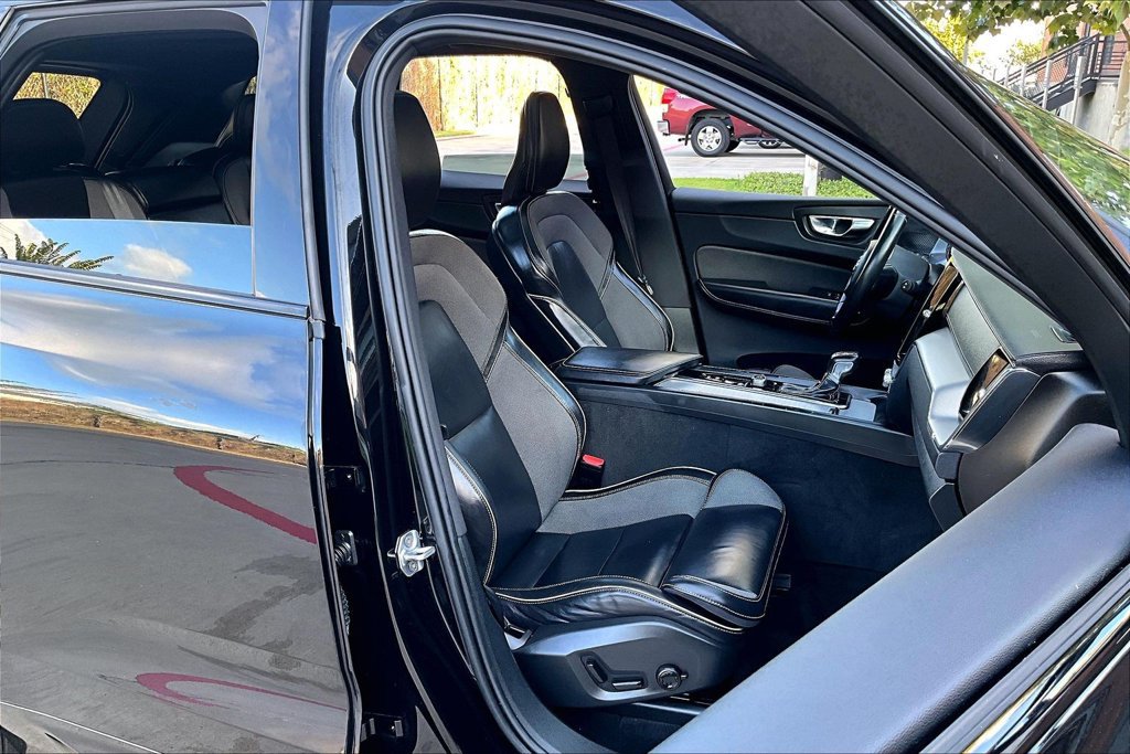 Used 2021 Volvo XC60 T5 R-Design w/ Protection Package Premier AWD/4WD image 10