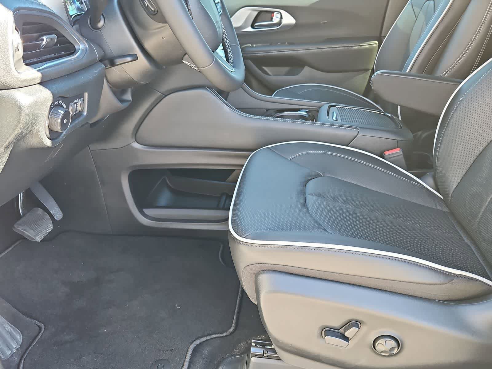 New 2026 Chrysler Pacifica Limited image 16
