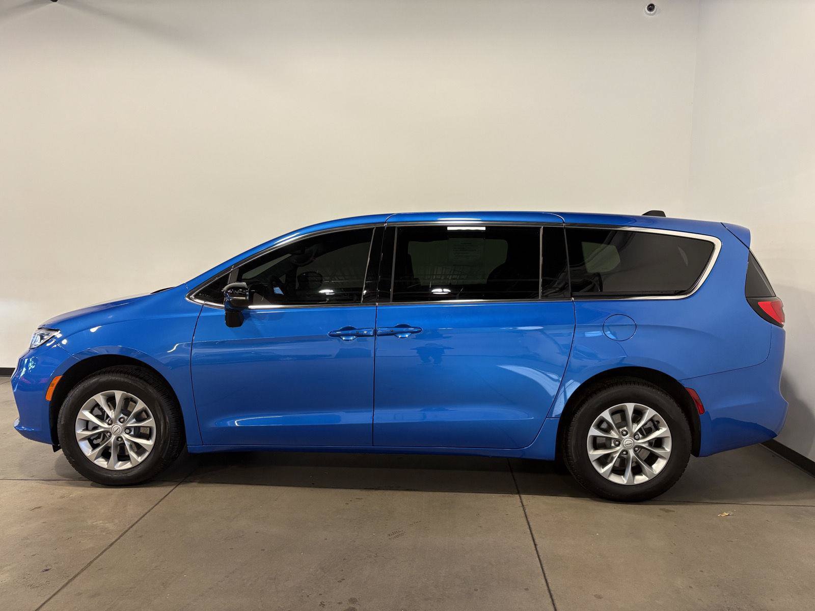 Used 2026 Chrysler Pacifica Limited AWD/4WD image 6