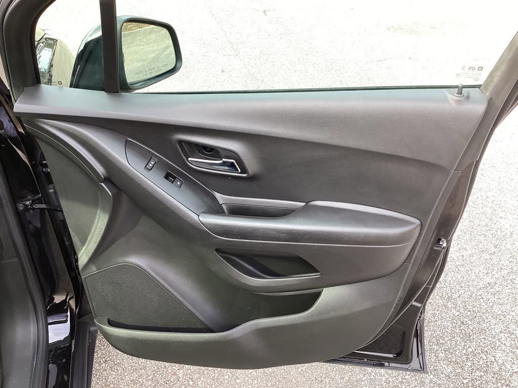 Used 2021 Chevrolet Trax LT w/ Premium Seat Package image 25