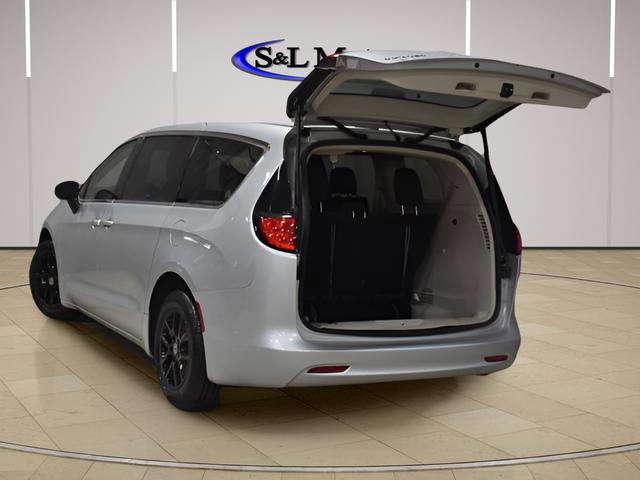 Used 2023 Chrysler Voyager LX FWD image 9