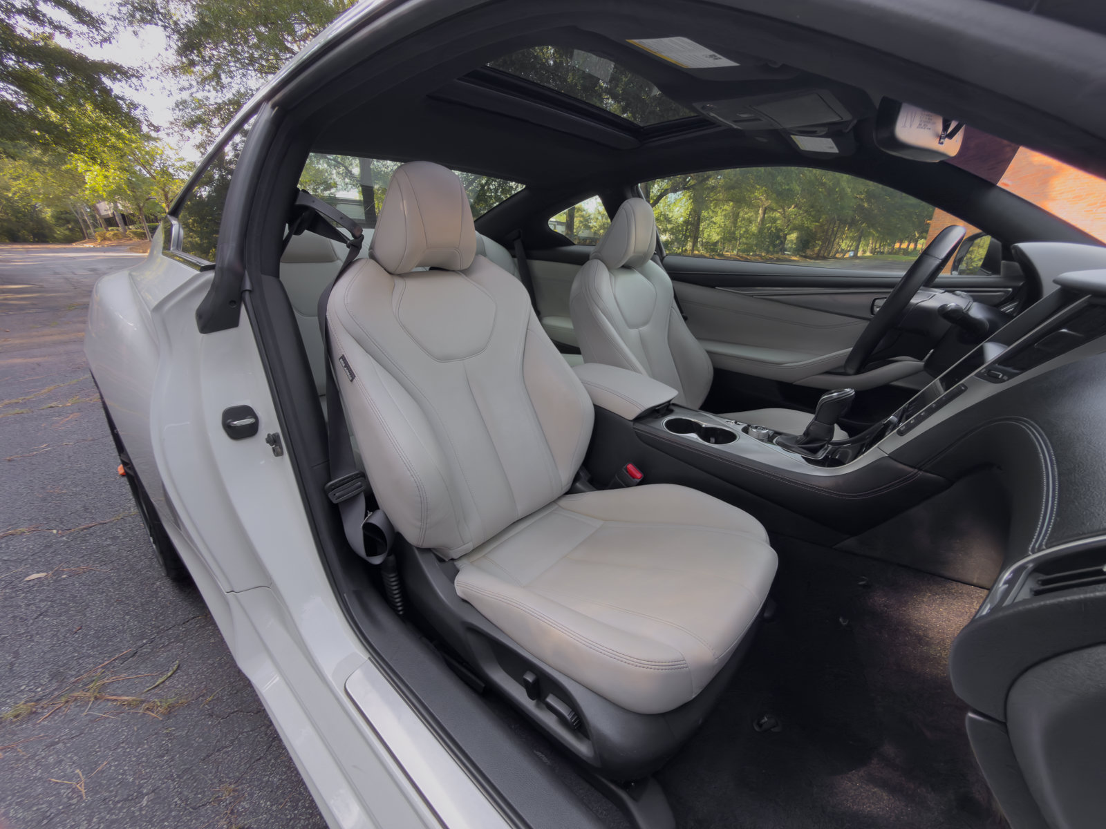 Used 2017 INFINITI Q60 3.0t w/ Premium Plus Package 3.0T RWD image 18