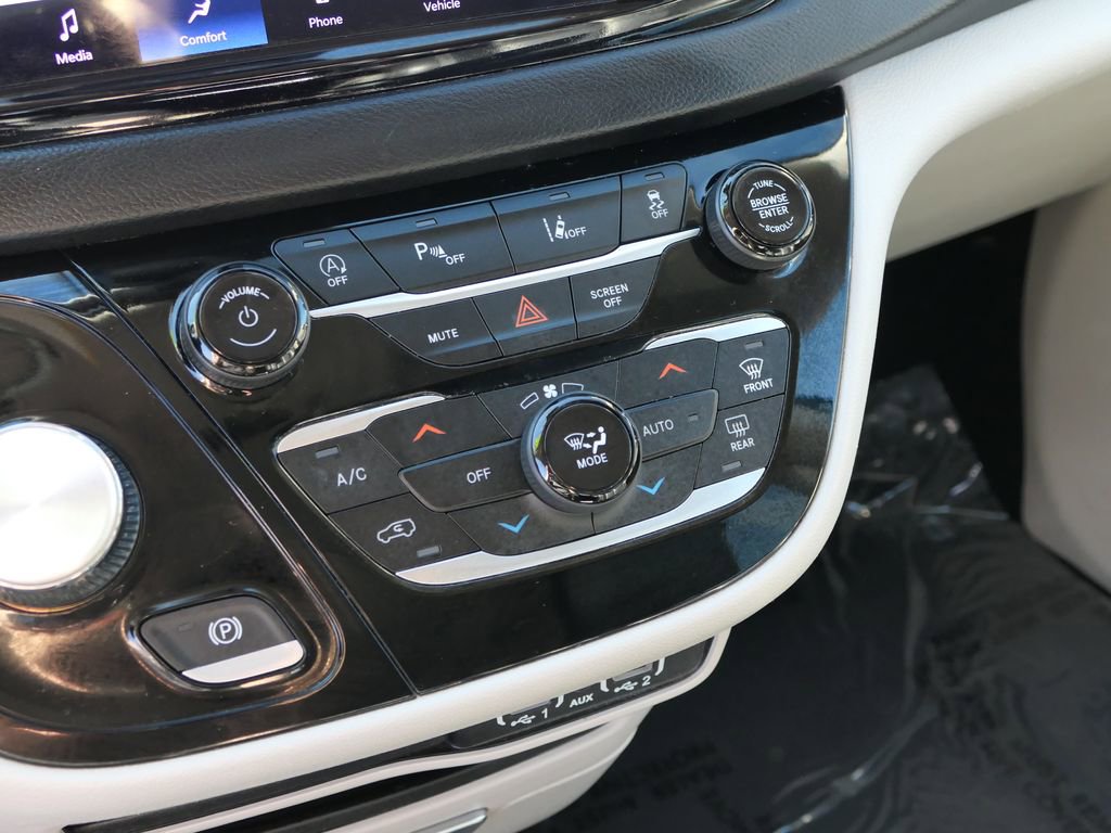 Used 2023 Chrysler Pacifica Touring-L image 19