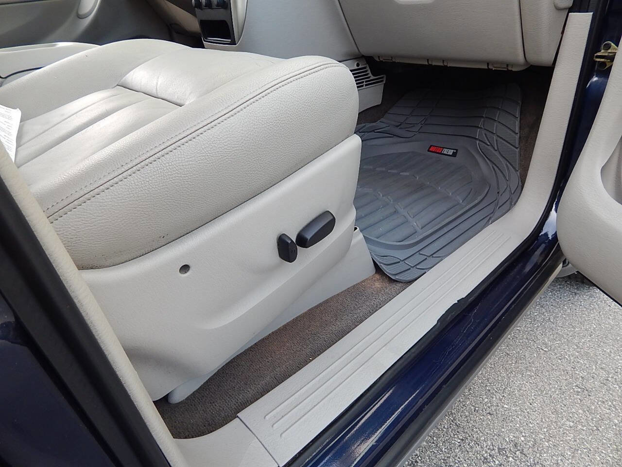 Used 2005 Chrysler Town & Country Touring w/ Luxury Group FWD image 31