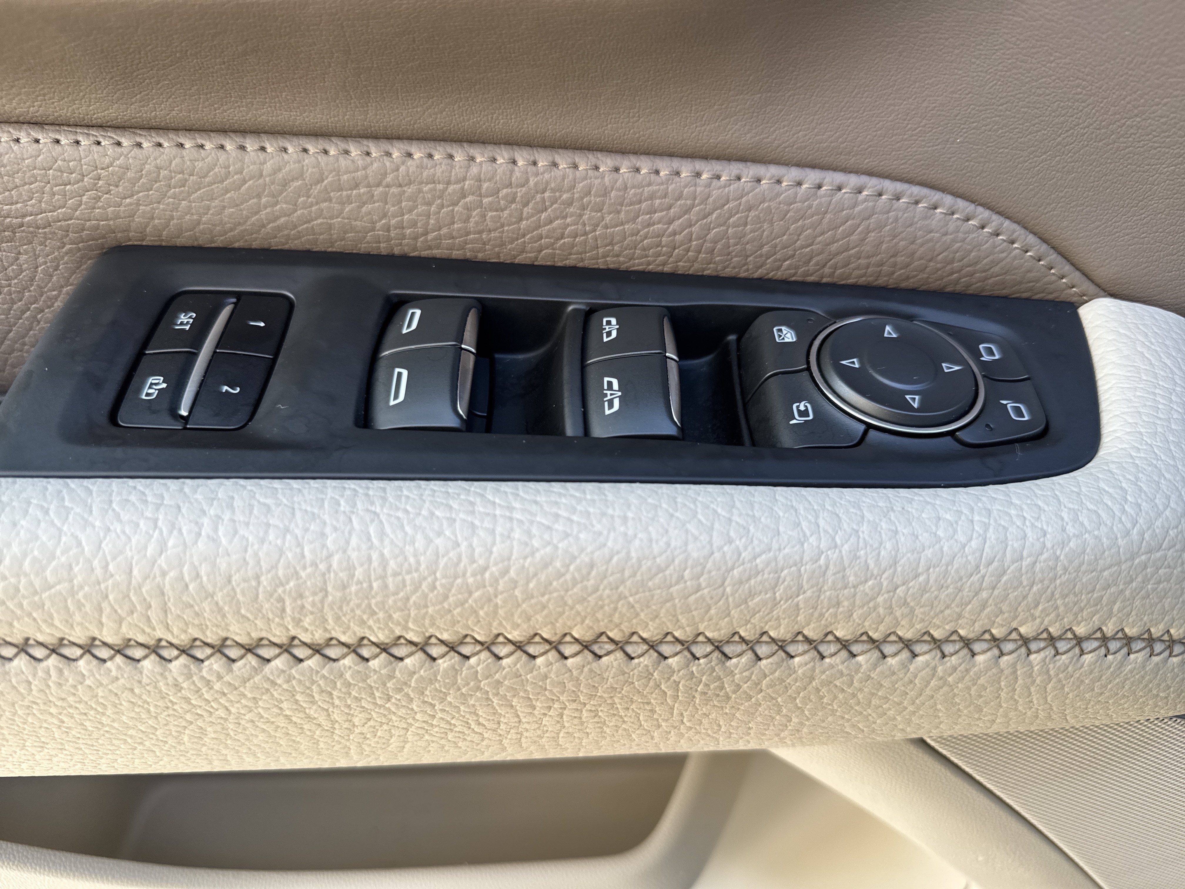 Used 2022 GMC Yukon XL Denali AWD/4WD image 14