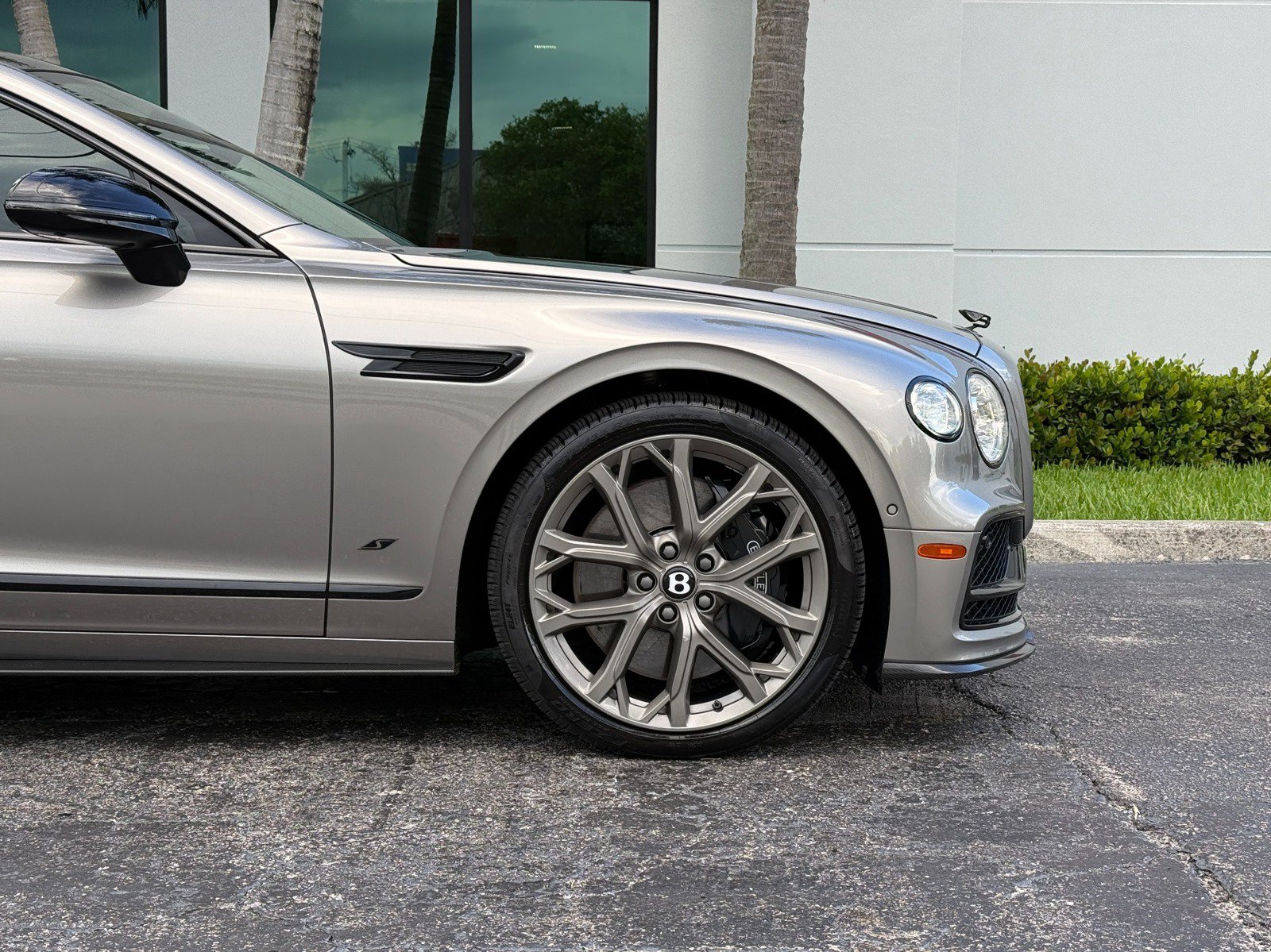 Used 2023 Bentley Flying Spur V8 AWD/4WD image 4