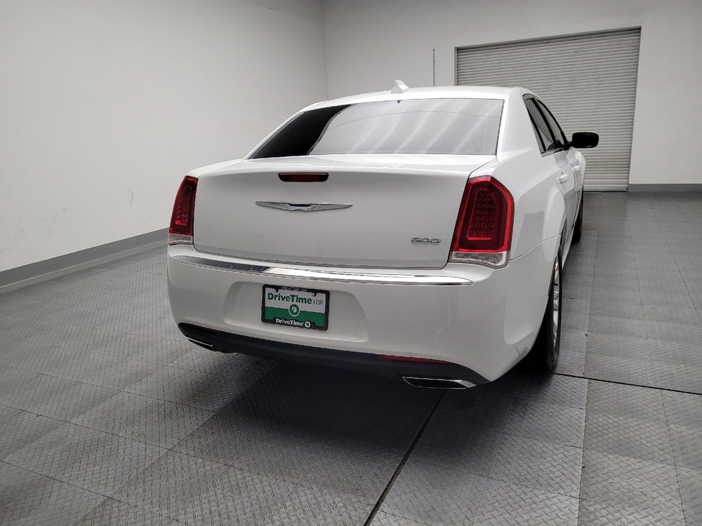 Used 2017 Chrysler 300 Limited image 7